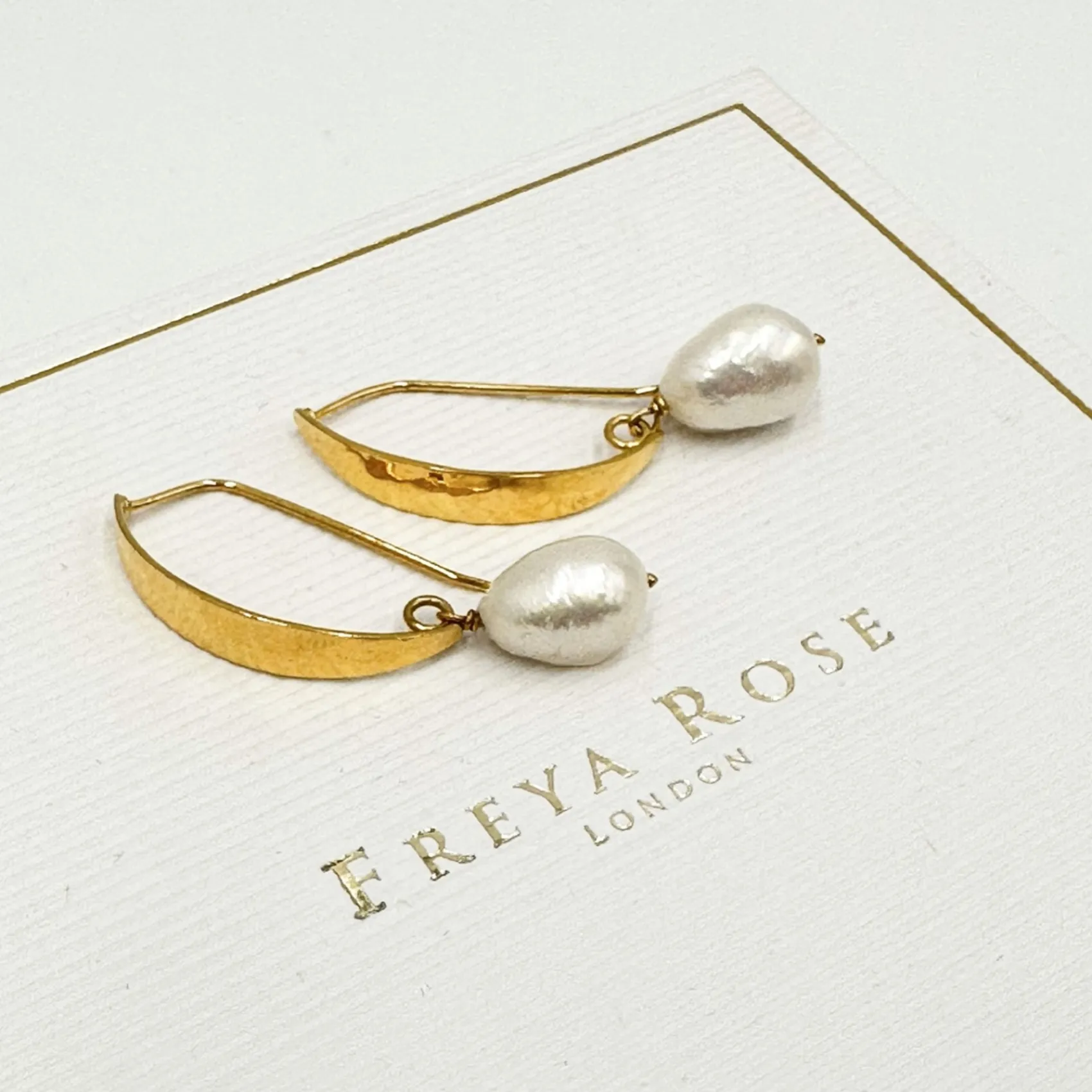 Freya Rose Gehämmerte Goldbarock-Perlenohrringe* Gold-hochzeitsschmuck | Hochzeitsgast-schmuck