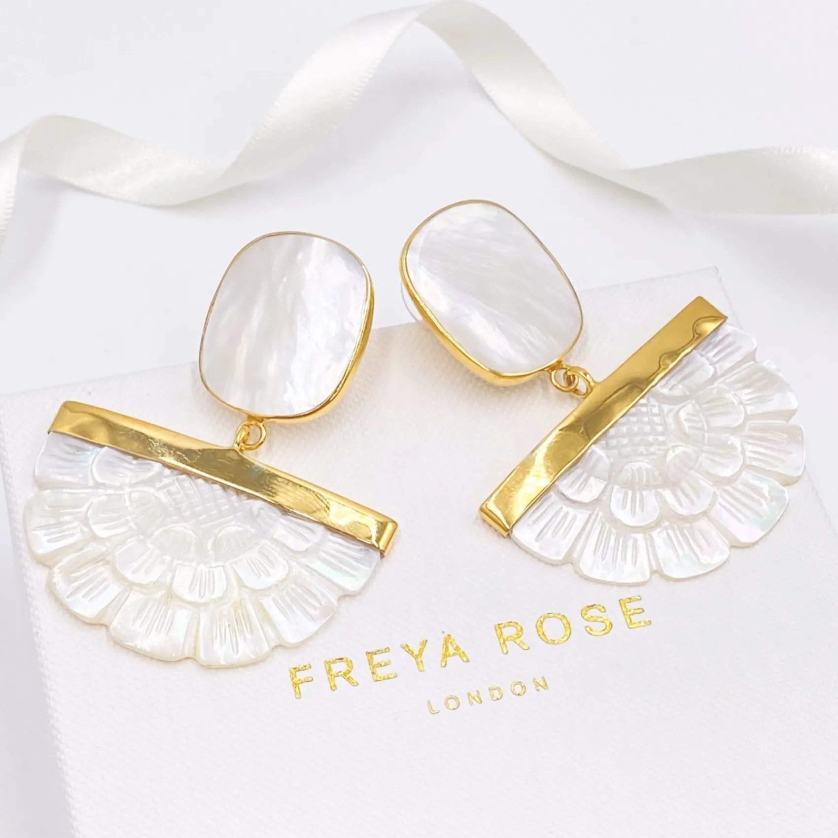 Freya Rose Gold Hand Carved Perlmutt Rose Fan Ohrringe* Perlen-hochzeitsschmuck | Hochzeitsgast-schmuck