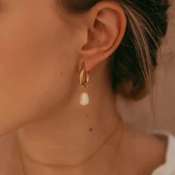 Freya Rose Goldene Mini-Reifen-Ohrringe mit Barockperlen* Gold-hochzeitsschmuck | Hochzeitsgast-schmuck
