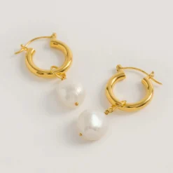 Freya Rose Goldene Mini-Reifen-Ohrringe mit Barockperlen* Gold-hochzeitsschmuck | Hochzeitsgast-schmuck