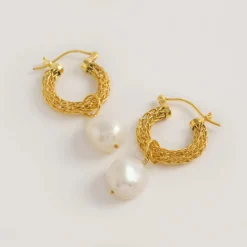 Freya Rose Goldgeflecht Mini-Reifenohrringe mit Barockperle* Gold-hochzeitsschmuck | Hochzeitsgast-schmuck
