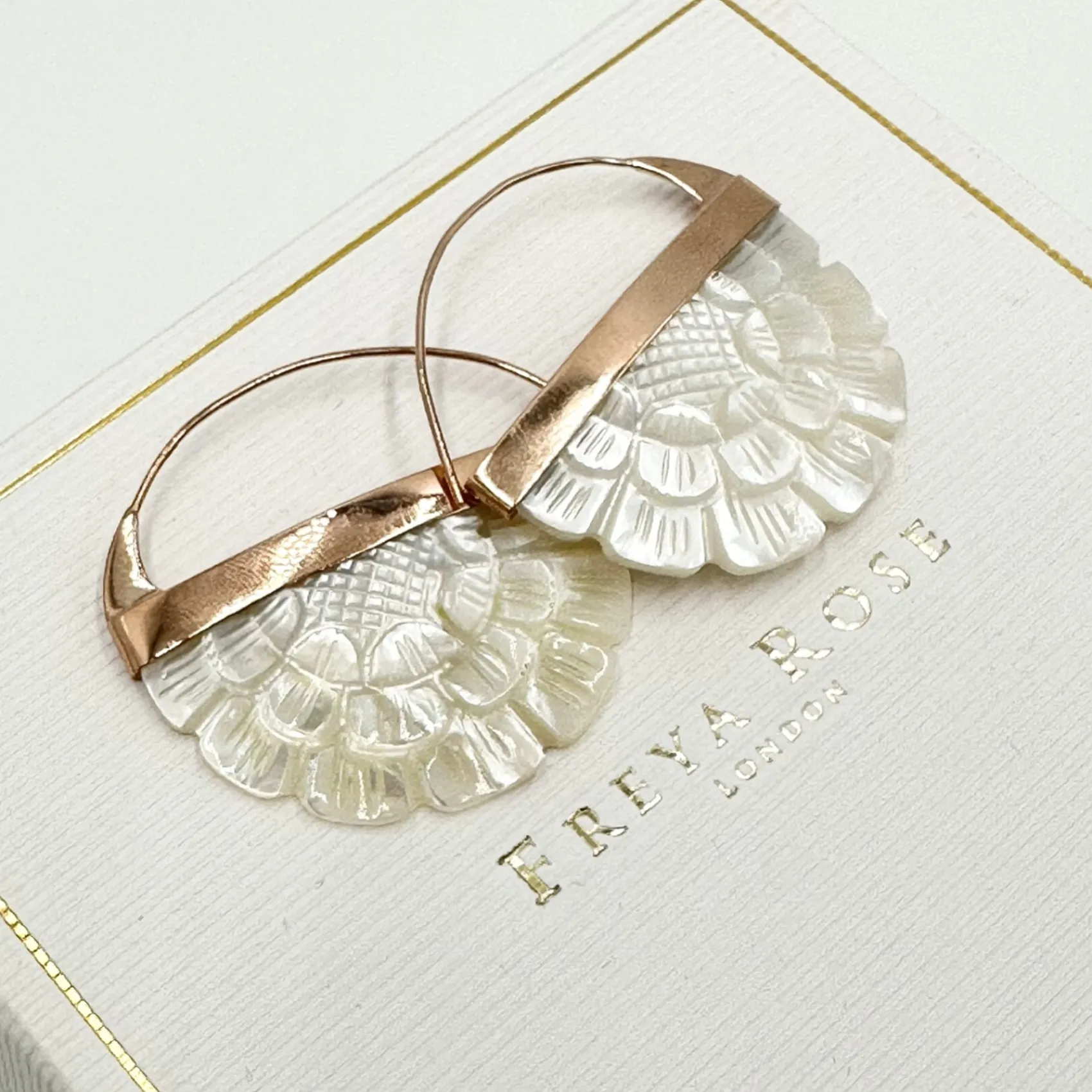 Freya Rose Handgeschnitzte Perlmutt-Rosenkranz-Ohrringe* Roségold Hochzeitsschmuck | Hochzeitsgast-schmuck