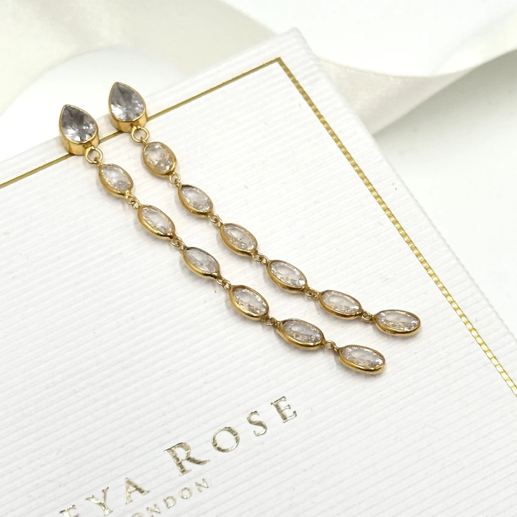 Freya Rose Lange Tropfenohrringe mit ovalem Kristall und goldenem Rahmen* Goldener Abschlussball-schmuck | Abschlussball-ohrringe