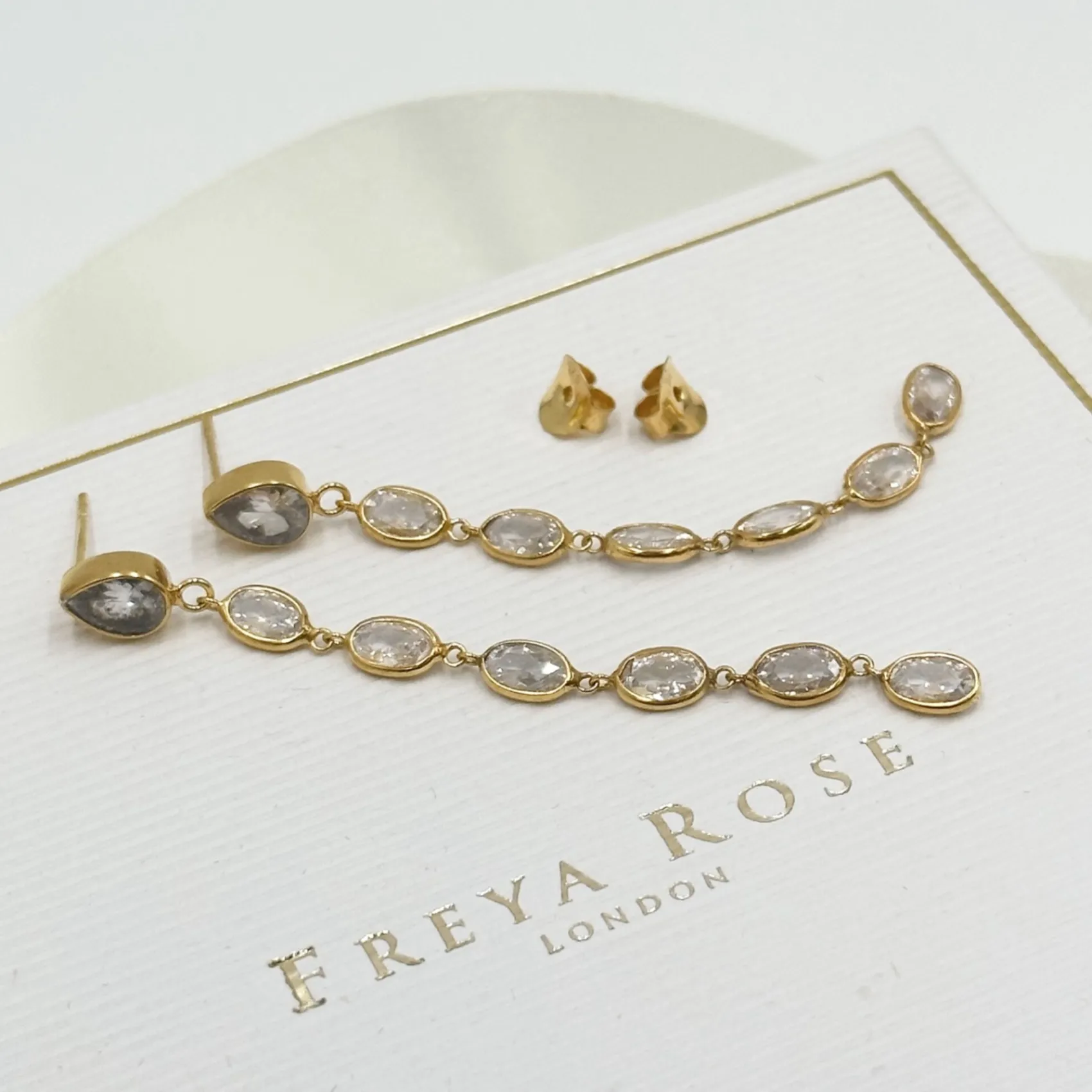 Freya Rose Lange Tropfenohrringe mit ovalem Kristall und goldenem Rahmen* Goldener Abschlussball-schmuck | Abschlussball-ohrringe