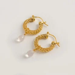 Freya Rose Mini-Reifenohrringe mit Goldgeflecht und Rosenquarzkristallen* Geschenke Für Brautjungfern | Geschenke Für Die Braut