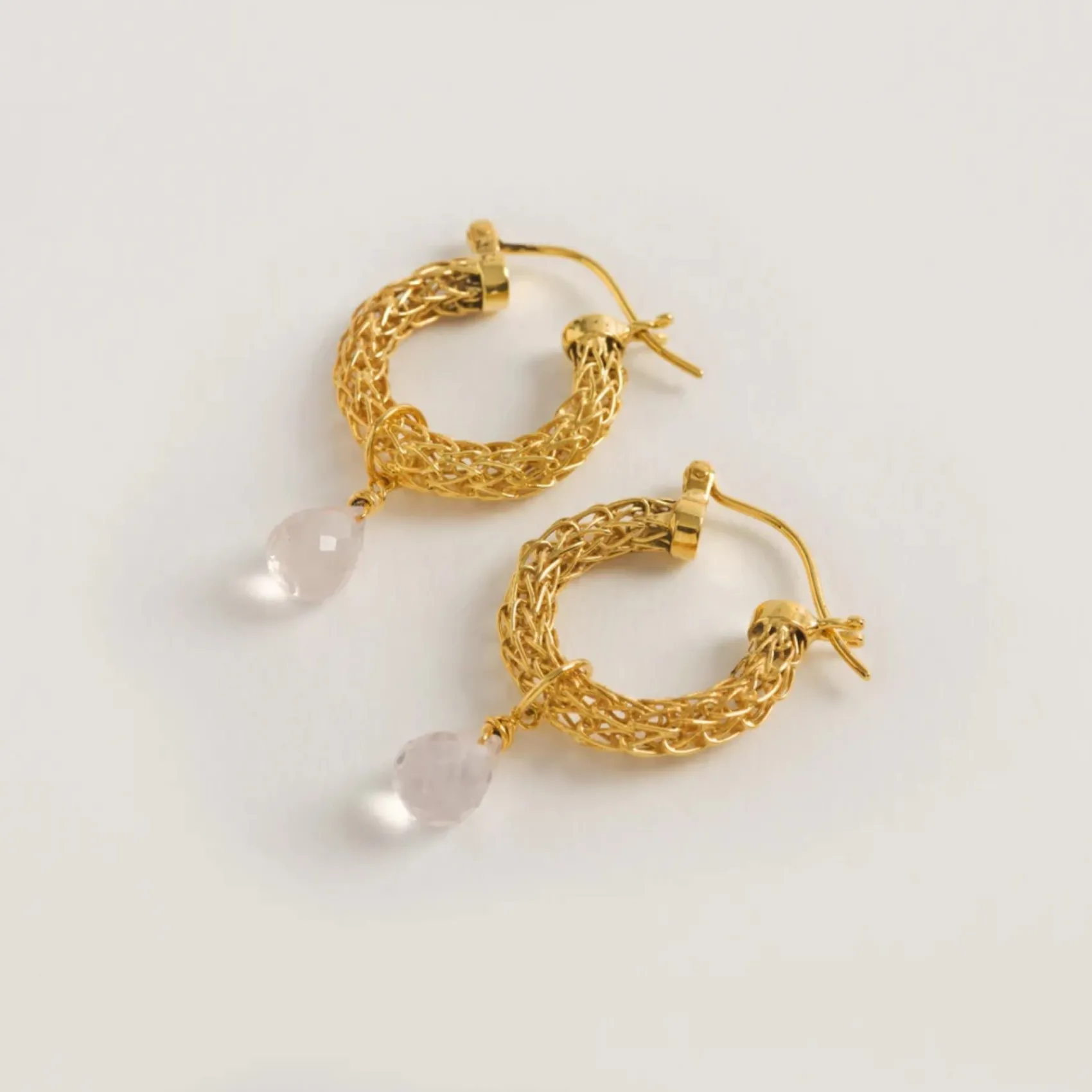 Freya Rose Mini-Reifenohrringe mit Goldgeflecht und Rosenquarzkristallen* Geschenke Für Brautjungfern | Geschenke Für Die Braut