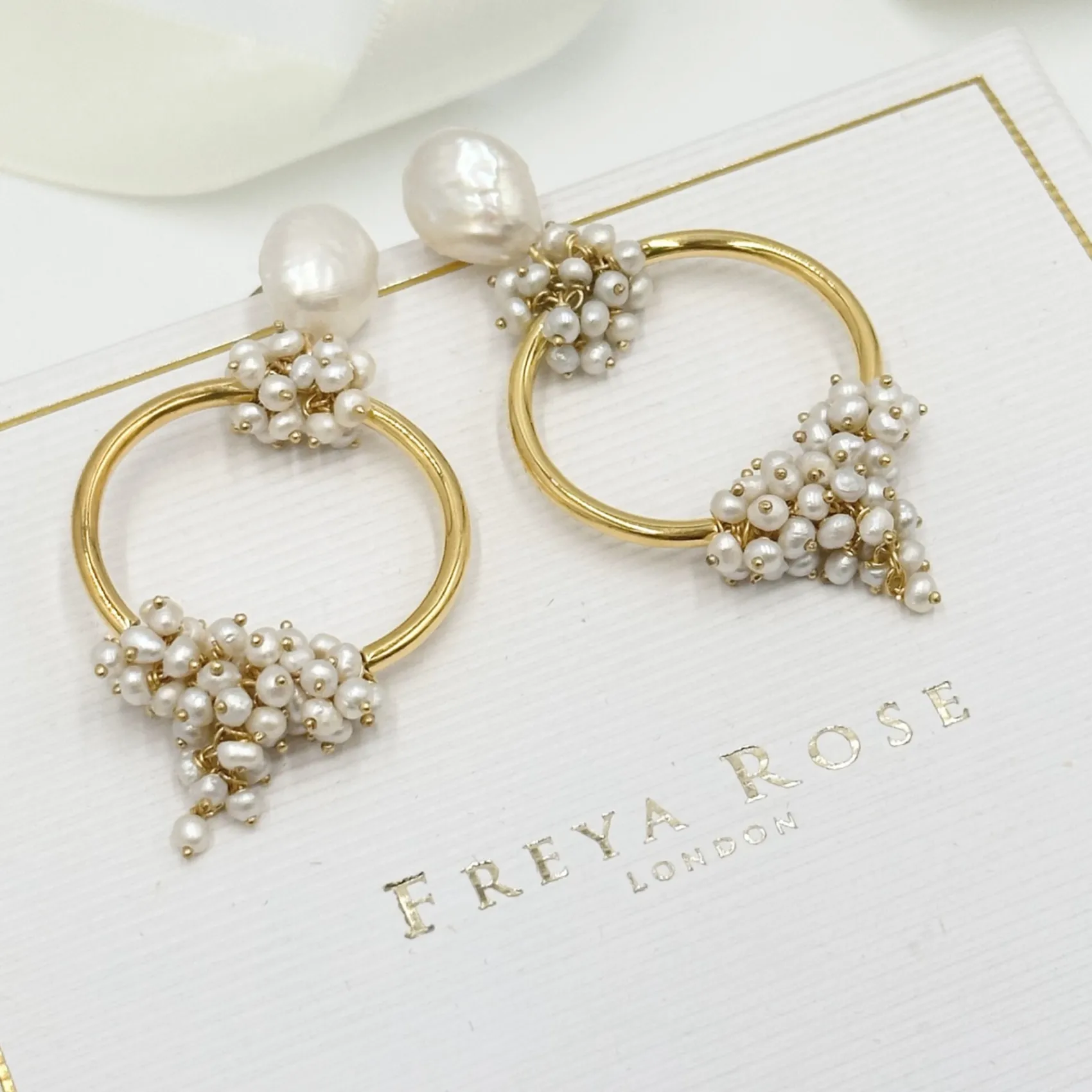 Freya Rose Mittlere Creolen mit Samen und Barockperlen* Gold-hochzeitsschmuck | Hochzeitsgast-schmuck