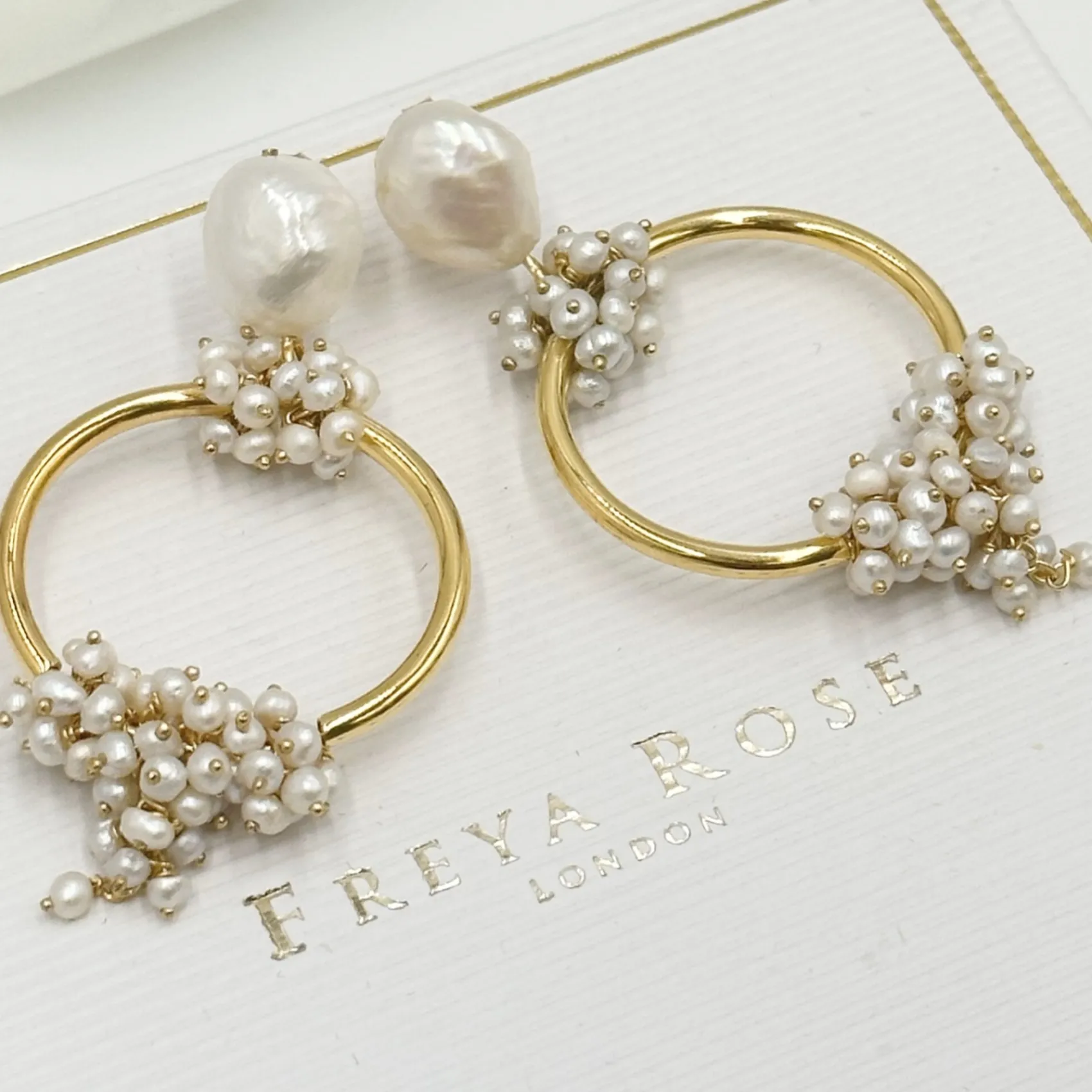 Freya Rose Mittlere Creolen mit Samen und Barockperlen* Gold-hochzeitsschmuck | Hochzeitsgast-schmuck