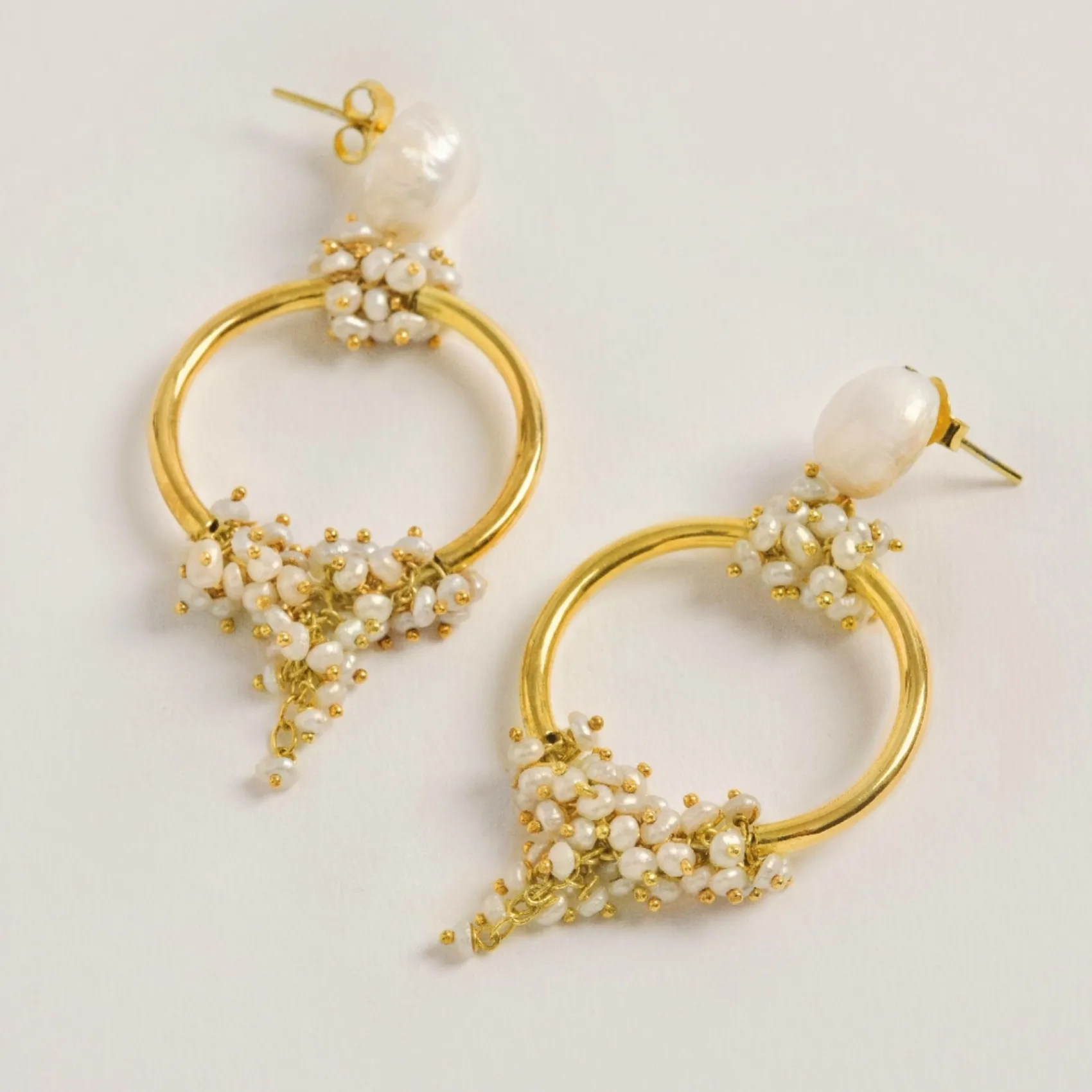 Freya Rose Mittlere Creolen mit Samen und Barockperlen* Gold-hochzeitsschmuck | Hochzeitsgast-schmuck