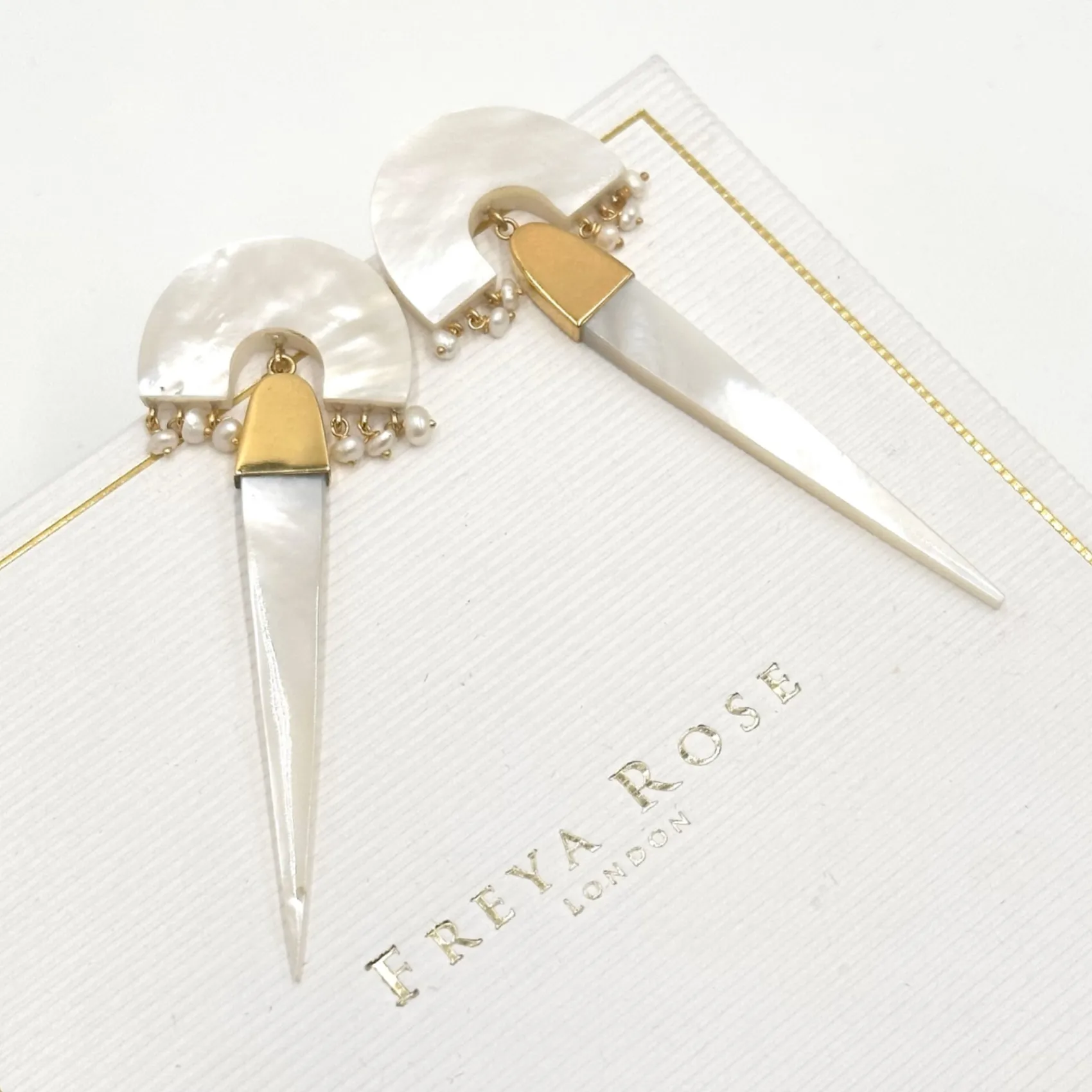 Freya Rose Myla Elfenbein und Gold Perlmutt Statement-Ohrringe* Gold-hochzeitsschmuck | Hochzeitsgast-schmuck