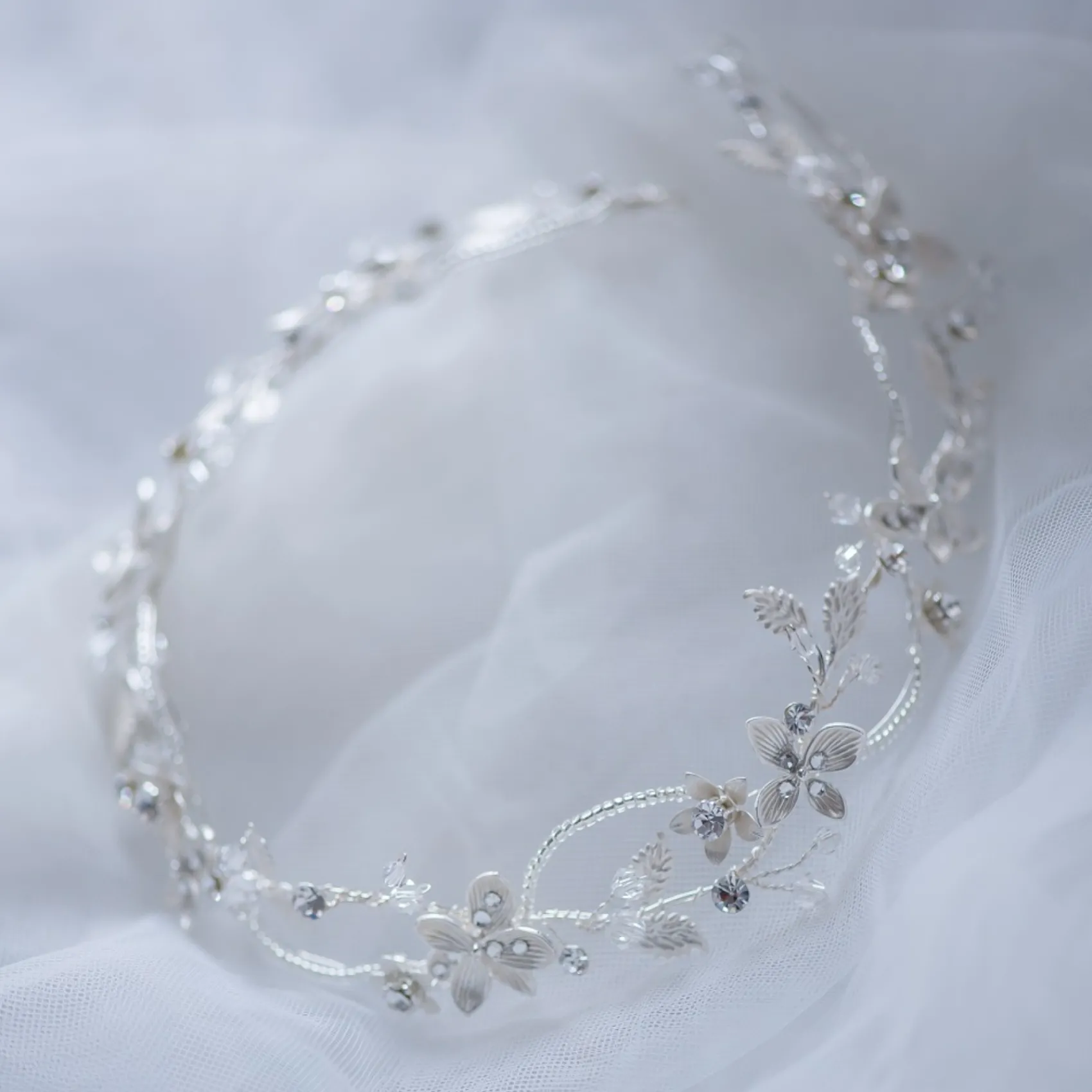 Twilight Designs Gardenia verflochtene Perlen- und Kristallblumen-Haarsträhne* Haarschmuck Aus Kristall | Silberne Haar-accessoires