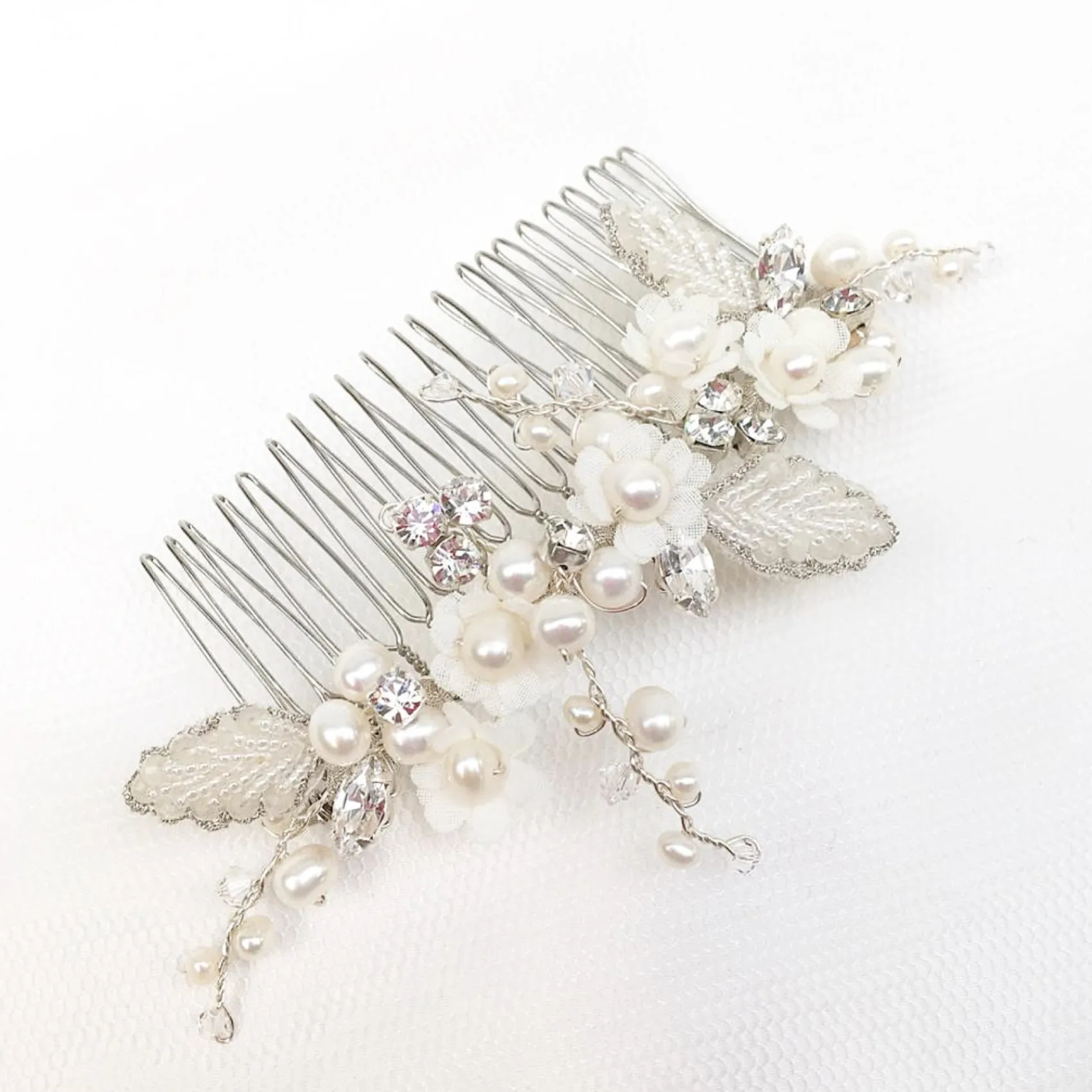 Beads & Beyond Gracie Süßwasserperlen Blumen und Perlenblätter Haarkamm* Perlen-haarschmuck | Silberne Haar-accessoires