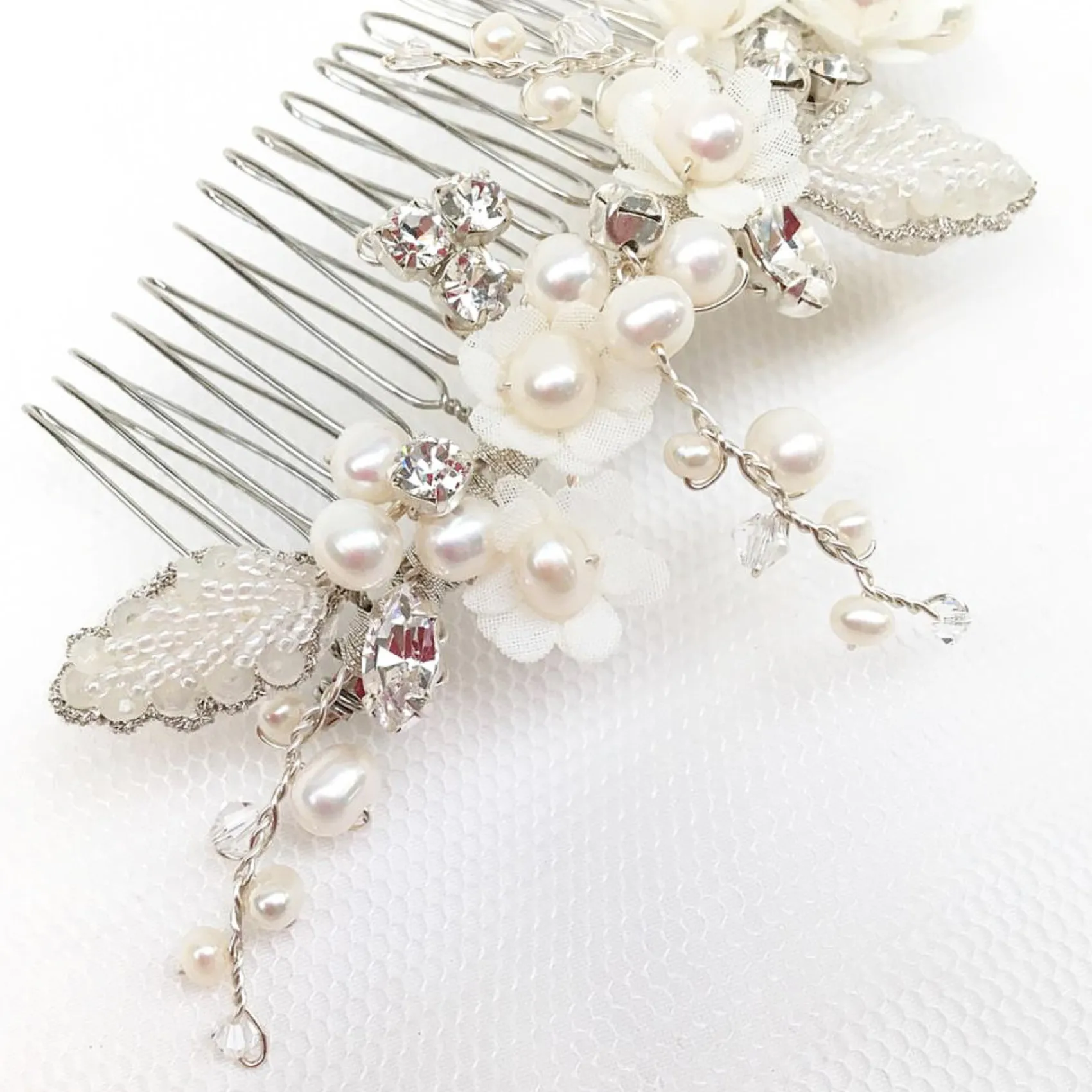 Beads & Beyond Gracie Süßwasserperlen Blumen und Perlenblätter Haarkamm* Perlen-haarschmuck | Silberne Haar-accessoires