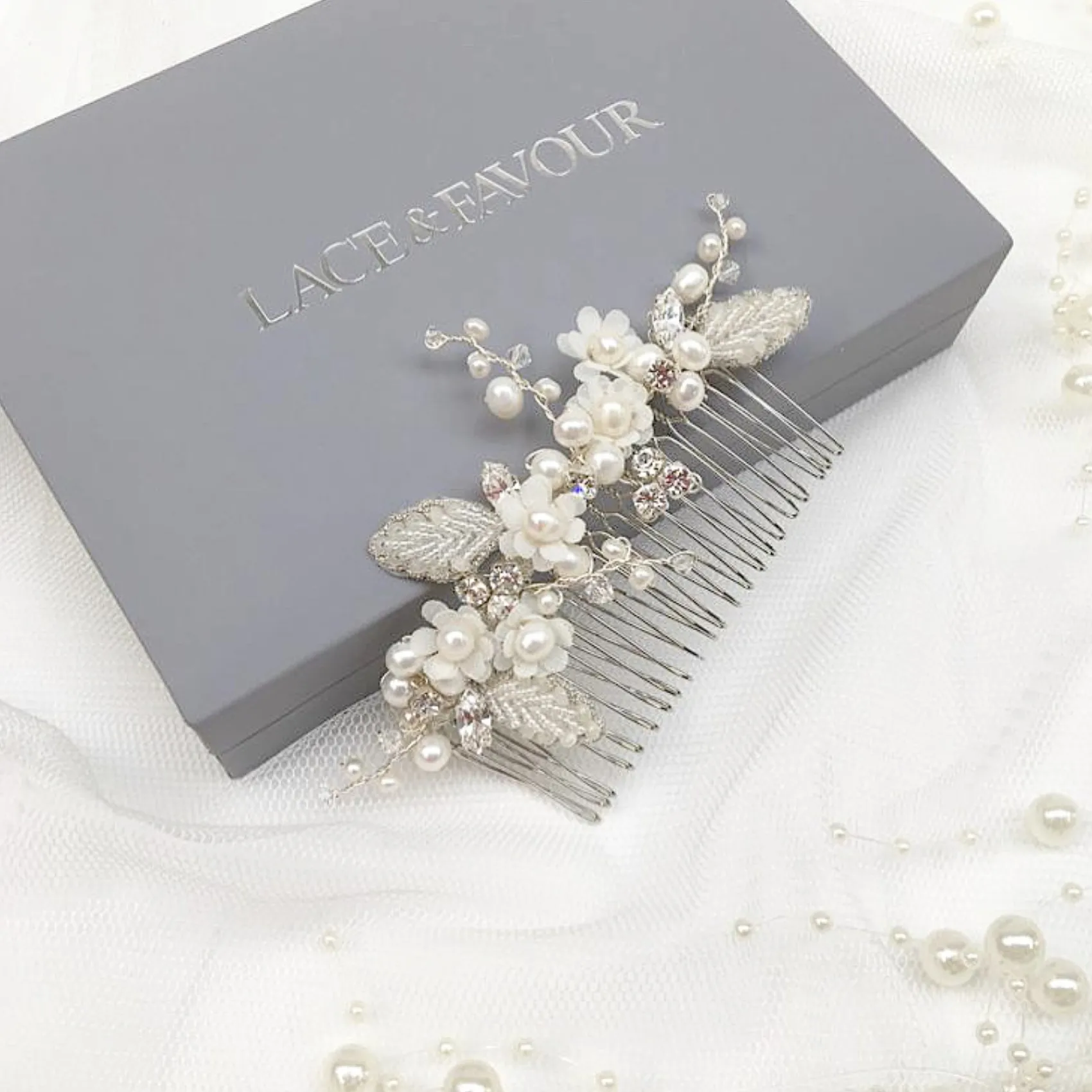Beads & Beyond Gracie Süßwasserperlen Blumen und Perlenblätter Haarkamm* Perlen-haarschmuck | Silberne Haar-accessoires