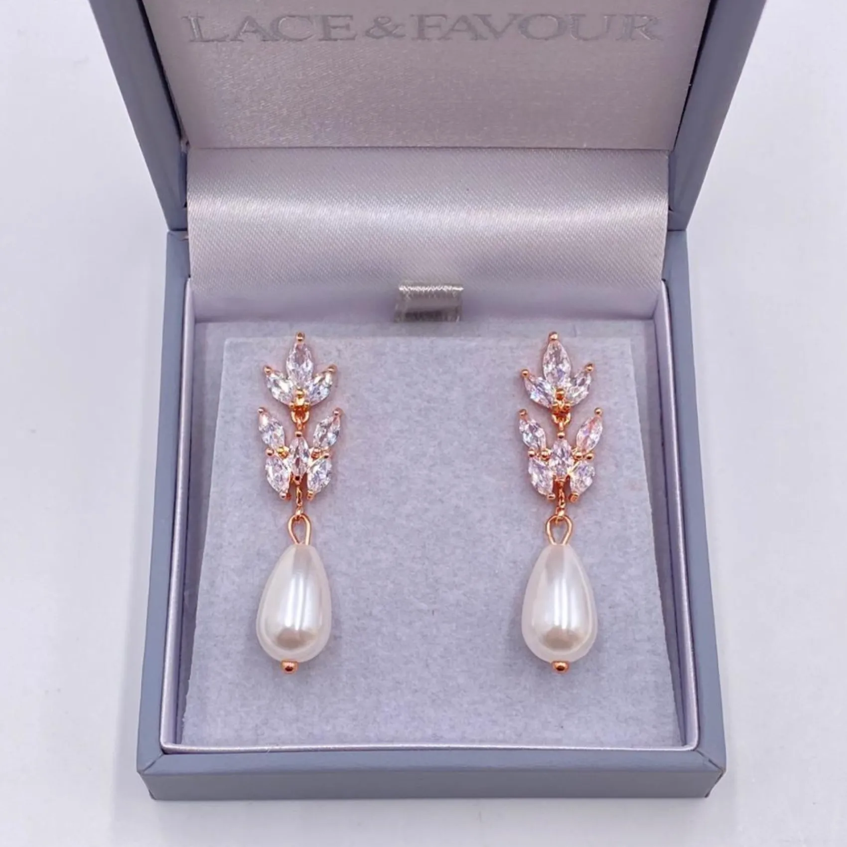 Lace & Favour Göttliche Ohrringe aus Roségold mit kubischen Zirkonen und Teardrop-Perlen* Geschenke Für Die Braut | Perlen-hochzeitsschmuck