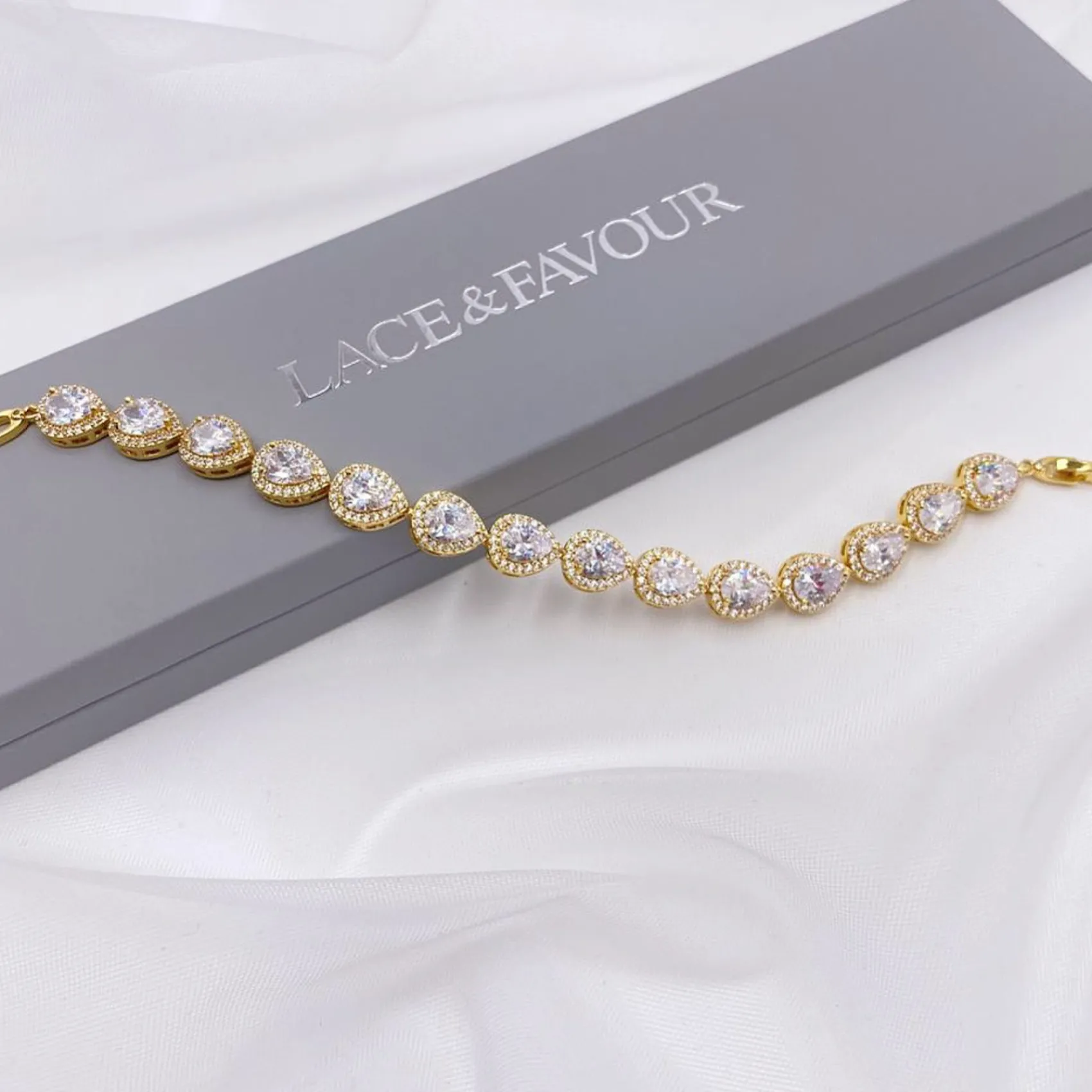 Lace & Favour Hampton Teardrop Cubic Zirkonia Hochzeitsarmband (Gold)* Goldener Abschlussball-schmuck | Prom Armbänder