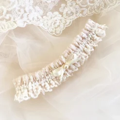 Boudoir Couture Harmony Blush Seide und Elfenbein Spitze Hochzeit Strumpfband mit Perle Schleife* Geschenke Für Die Braut | Strumpfbänder Für Bräute