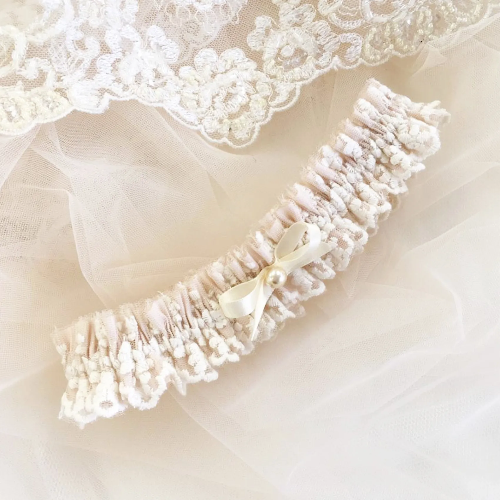 Boudoir Couture Harmony Blush Seide und Elfenbein Spitze Hochzeit Strumpfband mit Perle Schleife* Geschenke Für Die Braut | Strumpfbänder Für Bräute