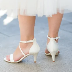 Harriet Wilde Arabella Niedrige Elfenbeinfarbene Satin Riemchen Brautsandalen* Hochzeitsschuhe | Designer-hochzeitsschuhe
