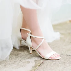 Harriet Wilde Arabella Niedrige Elfenbeinfarbene Satin Riemchen Brautsandalen* Hochzeitsschuhe | Designer-hochzeitsschuhe