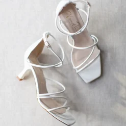 Harriet Wilde Empire Elfenbeinfarbene Leder Riemchensandalen mit mittlerem Absatz und quadratischer Spitze* Hochzeitsschuhe | Designer-hochzeitsschuhe