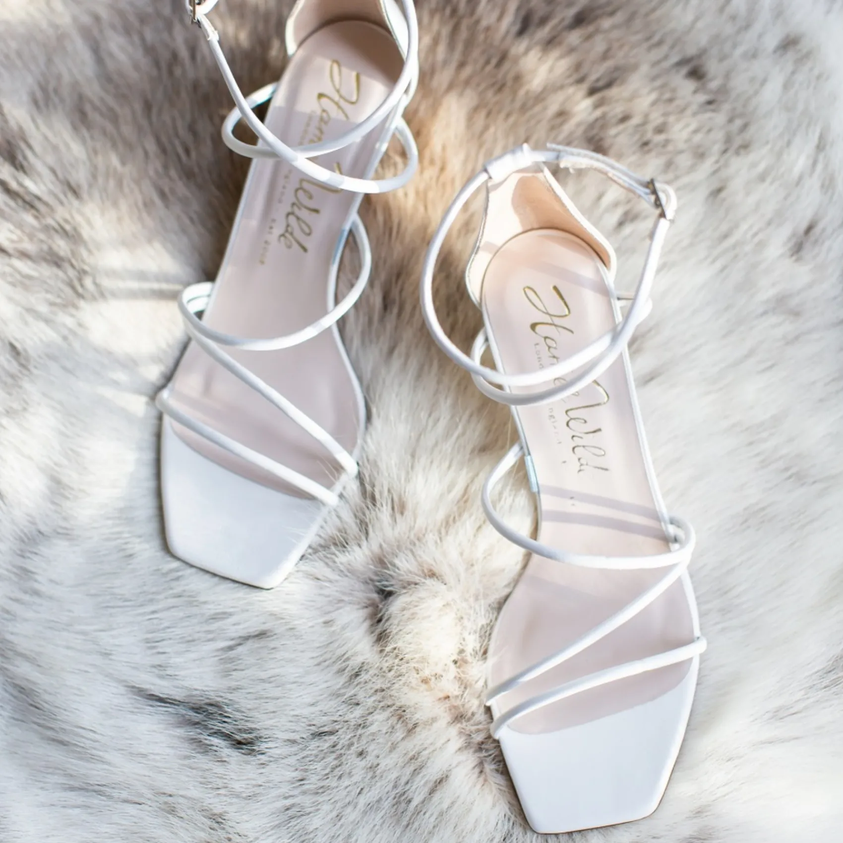 Harriet Wilde Empire Elfenbeinfarbene Leder Riemchensandalen mit mittlerem Absatz und quadratischer Spitze* Hochzeitsschuhe | Designer-hochzeitsschuhe