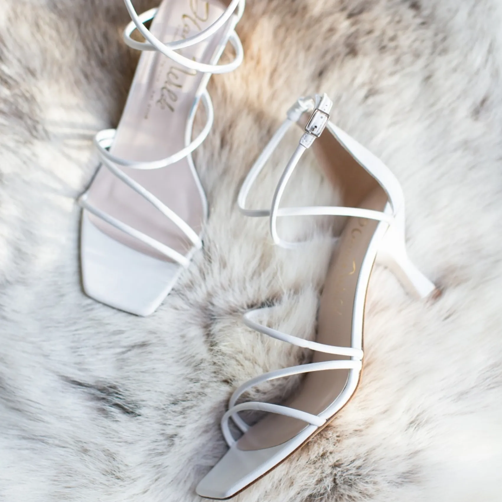 Harriet Wilde Empire Elfenbeinfarbene Leder Riemchensandalen mit mittlerem Absatz und quadratischer Spitze* Hochzeitsschuhe | Designer-hochzeitsschuhe
