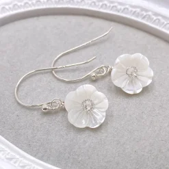 Hermione Harbutt Bianca Perlmutt Blumentropfen-Ohrringe* Silberner Hochzeitsschmuck | Brautjungfern-schmuck