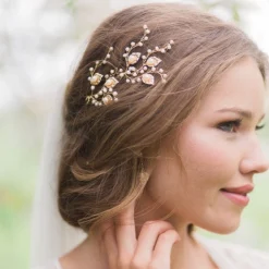 Hermione Harbutt Celeste Goldblätter und Süßwasserperlen Haarnadel* Geschenke Für Die Braut | Perlen-haarschmuck