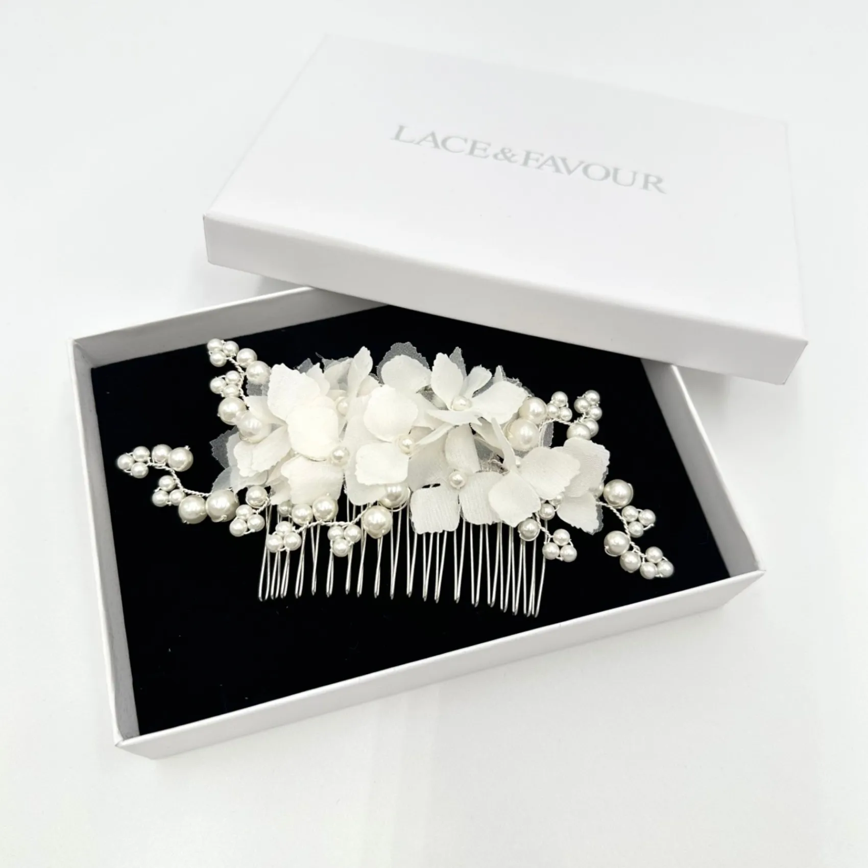 Beads & Beyond Hortensie Elfenbein Stoff Blumen und Perle Braut Haar Kamm* Perlen-haarschmuck | Silberne Haar-accessoires