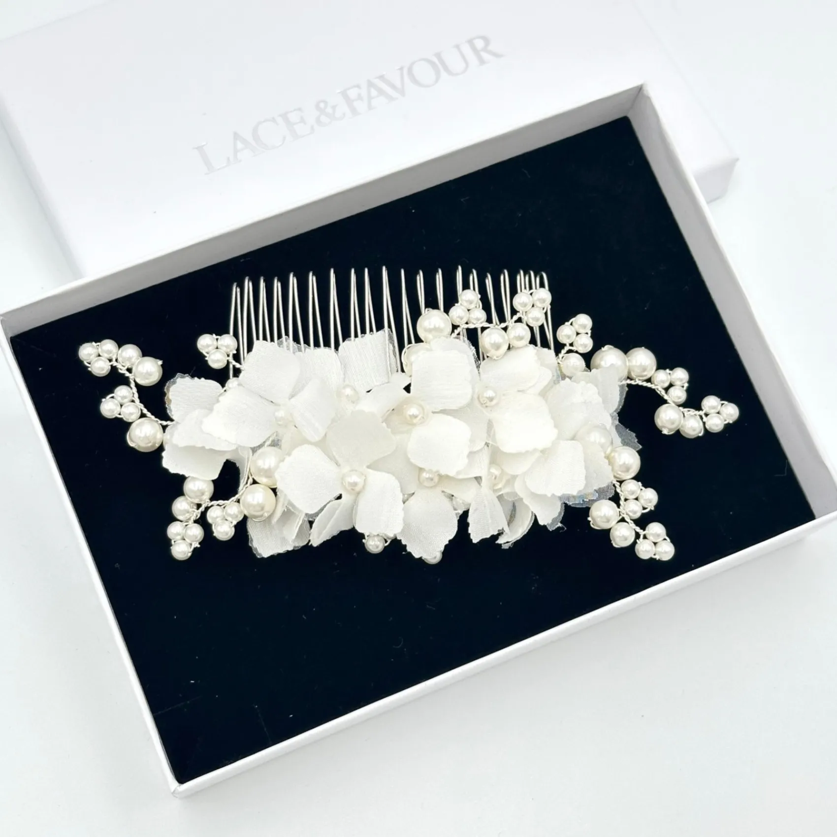 Beads & Beyond Hortensie Elfenbein Stoff Blumen und Perle Braut Haar Kamm* Perlen-haarschmuck | Silberne Haar-accessoires