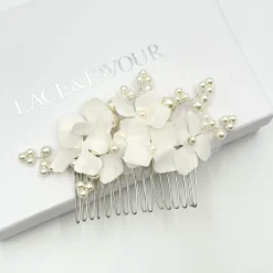 Beads & Beyond Hydrangea Dainty Elfenbein Stoff Blumen und Perle Braut Haar Kamm* Perlen-haarschmuck | Silberne Haar-accessoires
