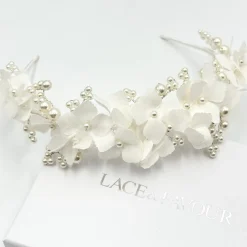 Beads & Beyond Hydrangea Elfenbein Stoff Blumen und Perle Brautstirnband* Perlen-haarschmuck | Silberne Haar-accessoires