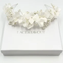 Beads & Beyond Hydrangea Elfenbein Stoff Blumen und Perle Brautstirnband* Perlen-haarschmuck | Silberne Haar-accessoires