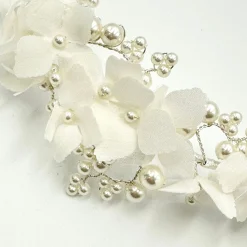 Beads & Beyond Hydrangea Elfenbein Stoff Blumen und Perle Brautstirnband* Perlen-haarschmuck | Silberne Haar-accessoires