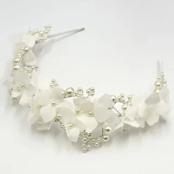 Beads & Beyond Hydrangea Elfenbein Stoff Blumen und Perle Brautstirnband* Perlen-haarschmuck | Silberne Haar-accessoires
