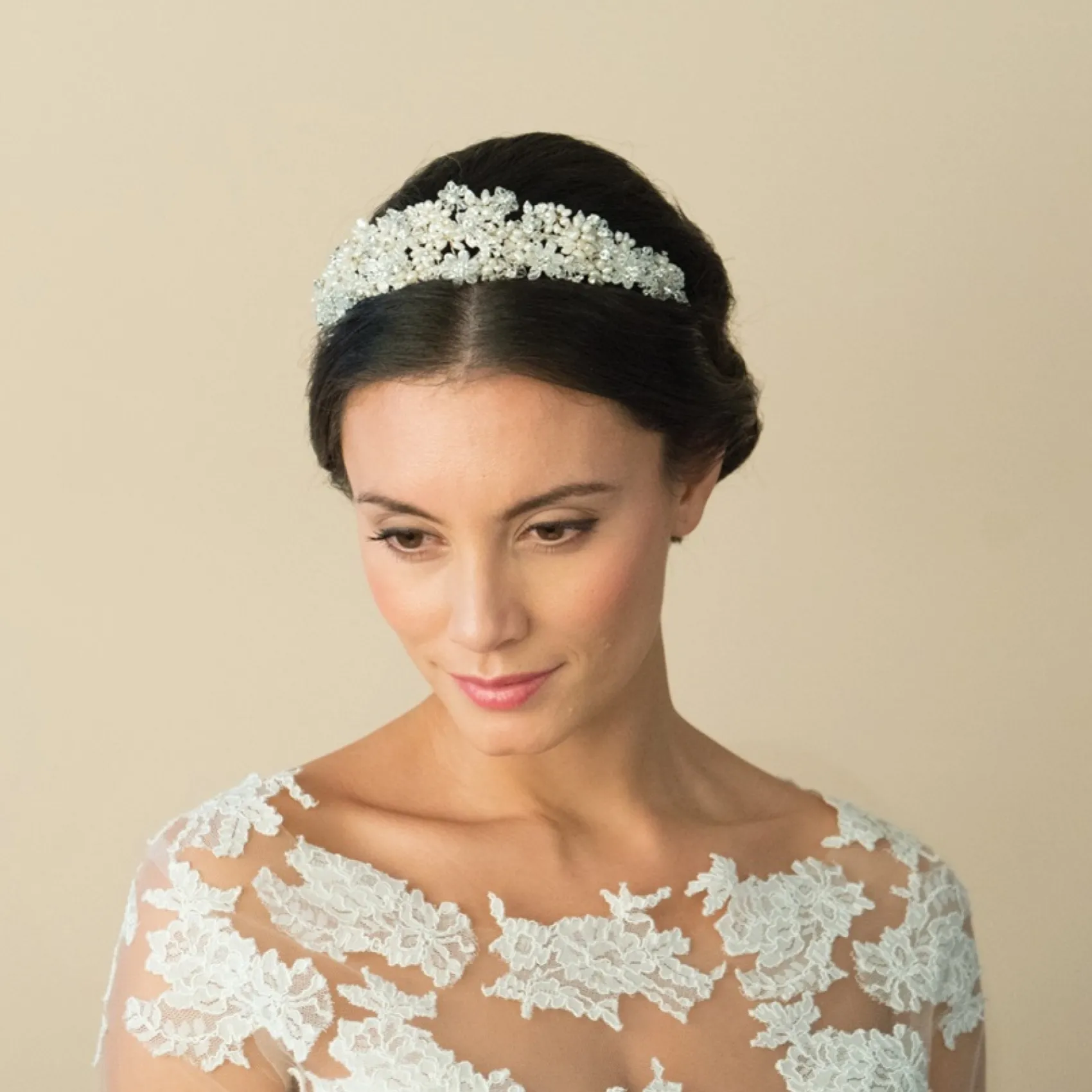 Ivory & Co Ivory and Co Emma Aussage verschönert Blumen Braut Tiara* Perlen-haarschmuck | Silberne Haar-accessoires