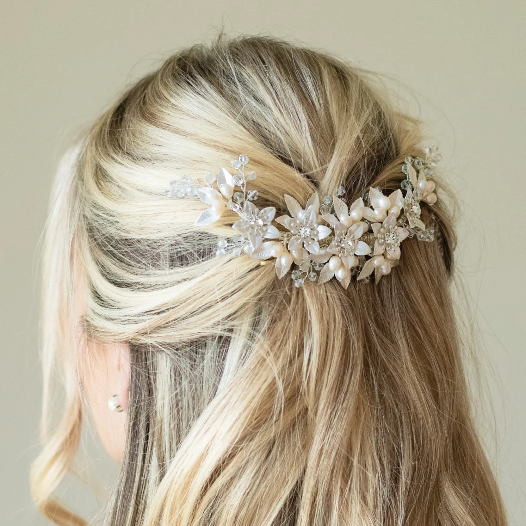 Ivory & Co Ivory and Co Frühlingsblüte Emaillierte Blumensichel Braut Haarspange* Perlen-haarschmuck | Silberne Haar-accessoires