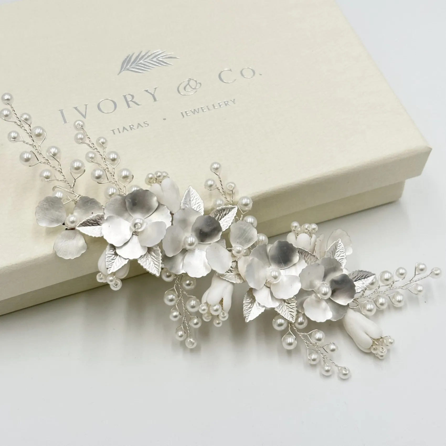 Ivory & Co Ivory and Co Frühlingstraum Silber Floral Perlen Haarspange* Perlen-haarschmuck | Silberne Haar-accessoires