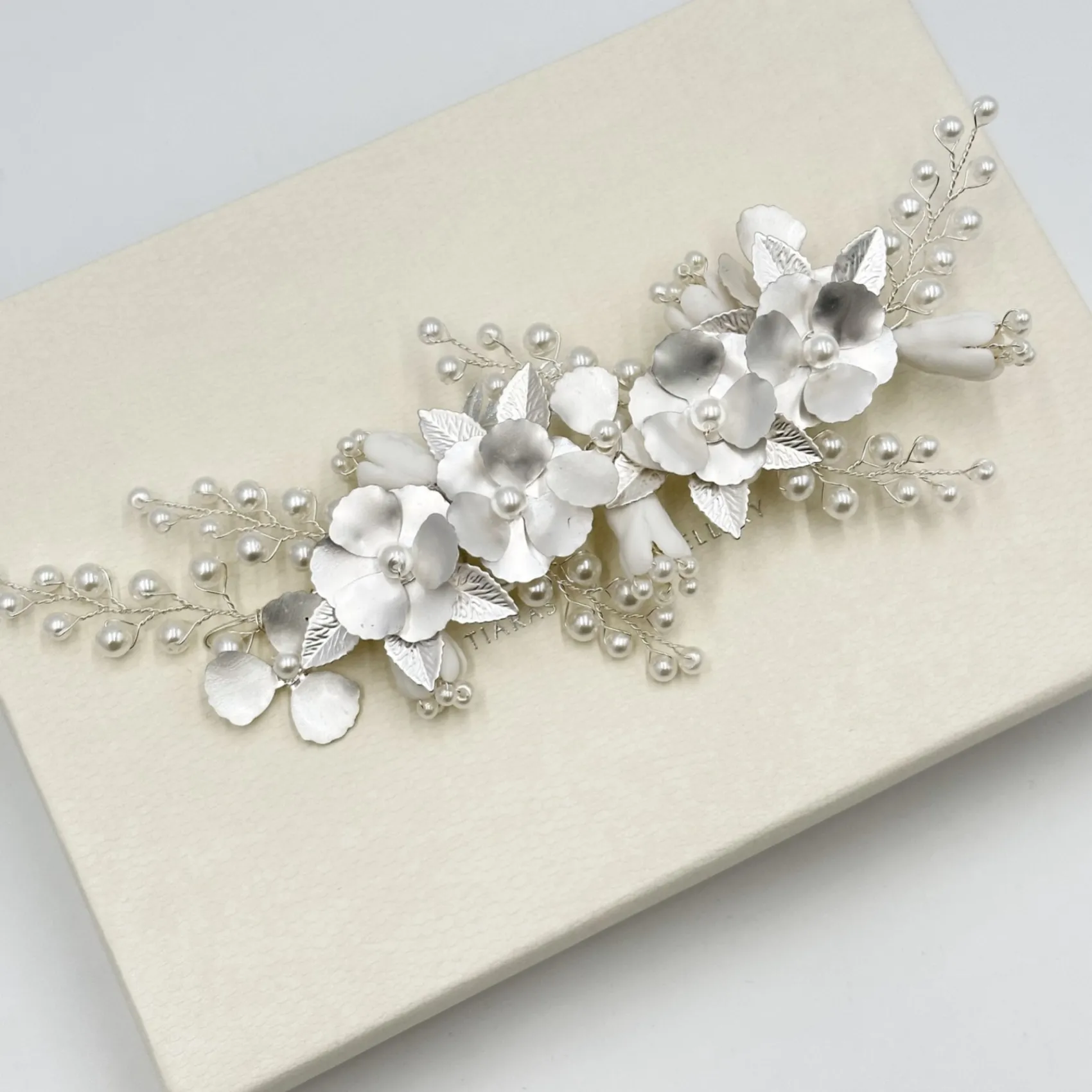 Ivory & Co Ivory and Co Frühlingstraum Silber Floral Perlen Haarspange* Perlen-haarschmuck | Silberne Haar-accessoires