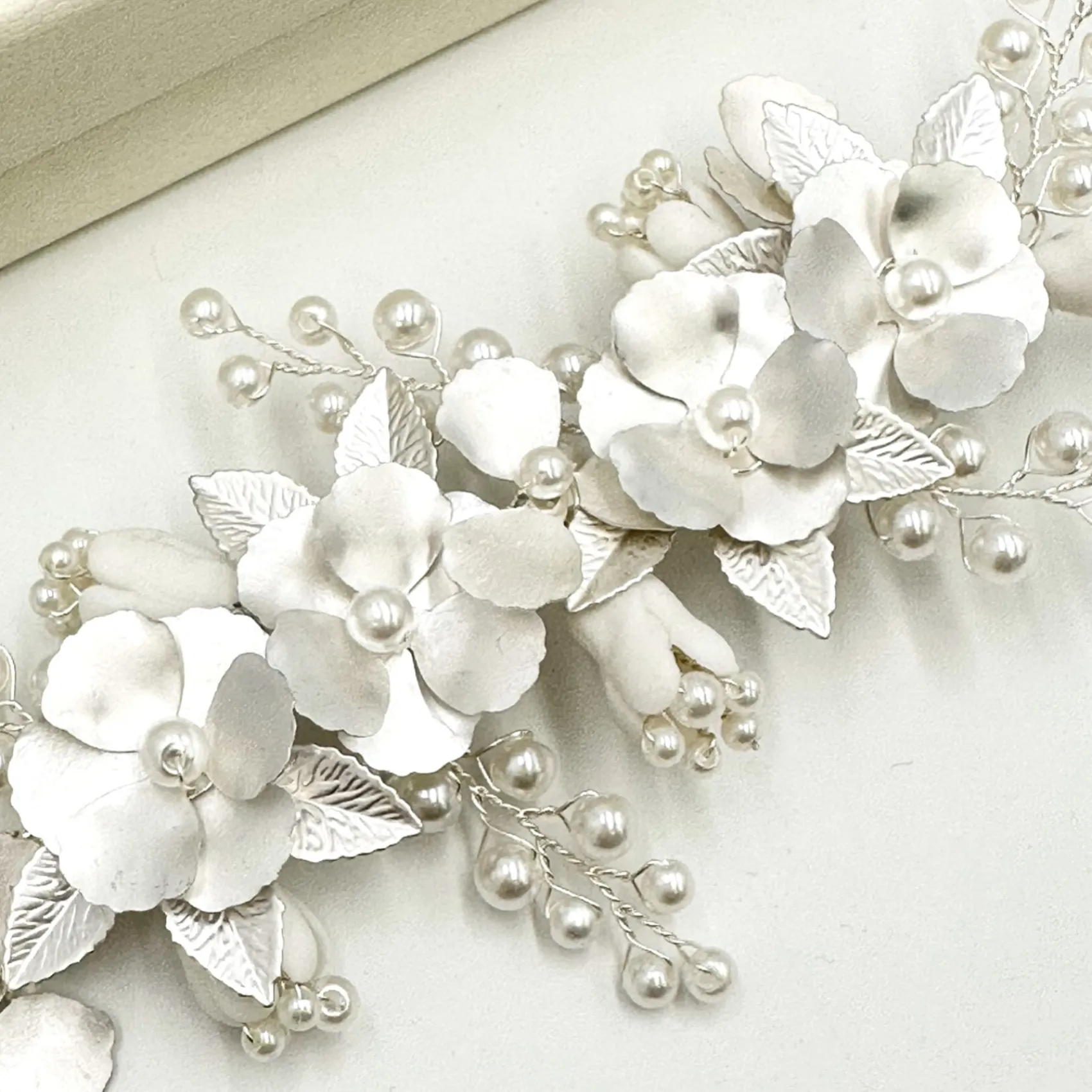 Ivory & Co Ivory and Co Frühlingstraum Silber Floral Perlen Haarspange* Perlen-haarschmuck | Silberne Haar-accessoires