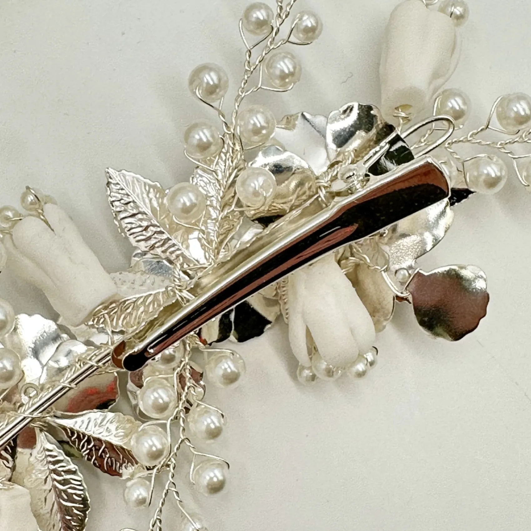 Ivory & Co Ivory and Co Frühlingstraum Silber Floral Perlen Haarspange* Perlen-haarschmuck | Silberne Haar-accessoires