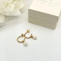 Ivory & Co Ivory and Co Harrow Gold Perlen-Reifen-Ohrringe* Geschenke Für Brautjungfern | Perlen-hochzeitsschmuck