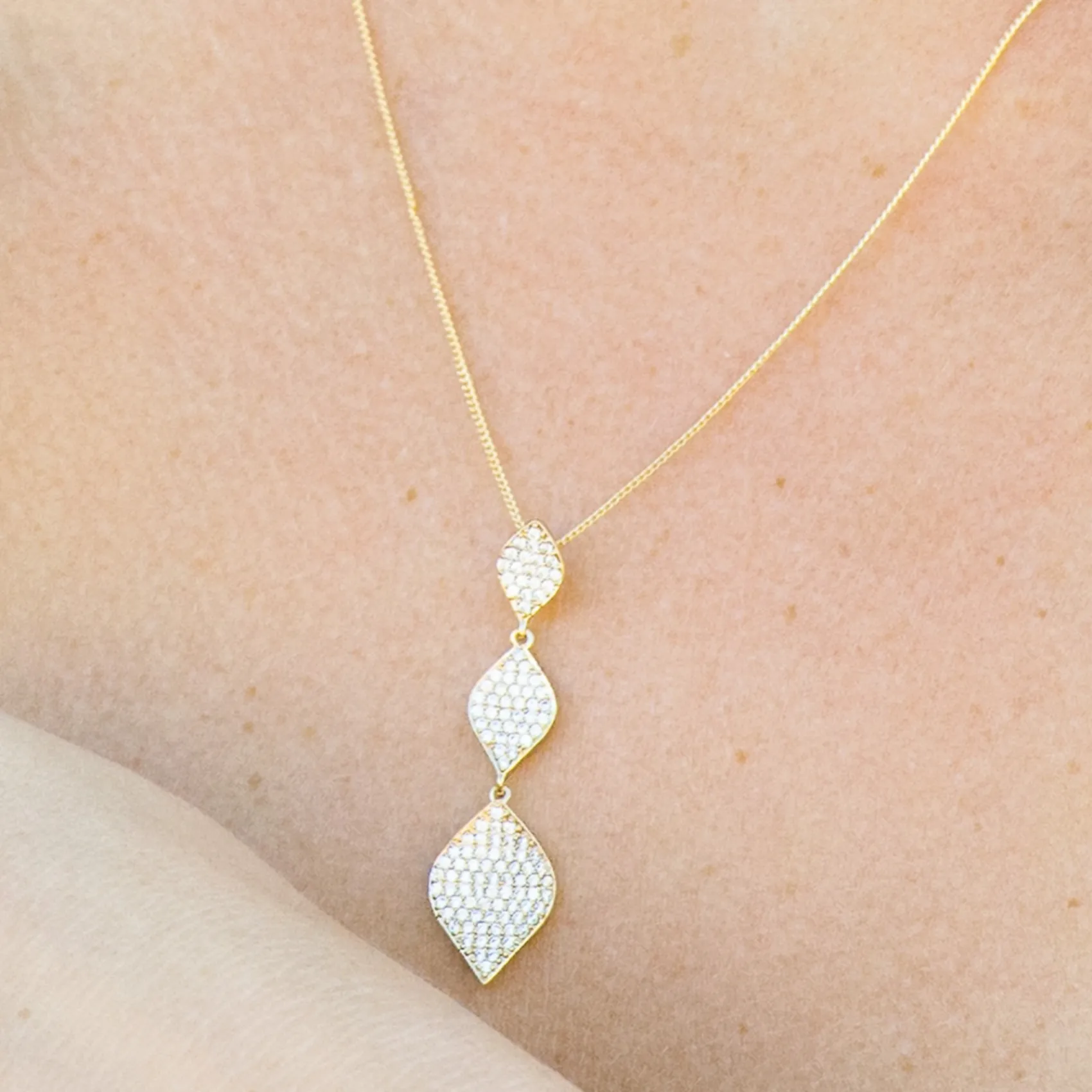 Ivory & Co Ivory and Co Rochelle Gold Kristall Pave Triple Drop Anhänger* Goldener Abschlussball-schmuck | Abschlussball-halsketten