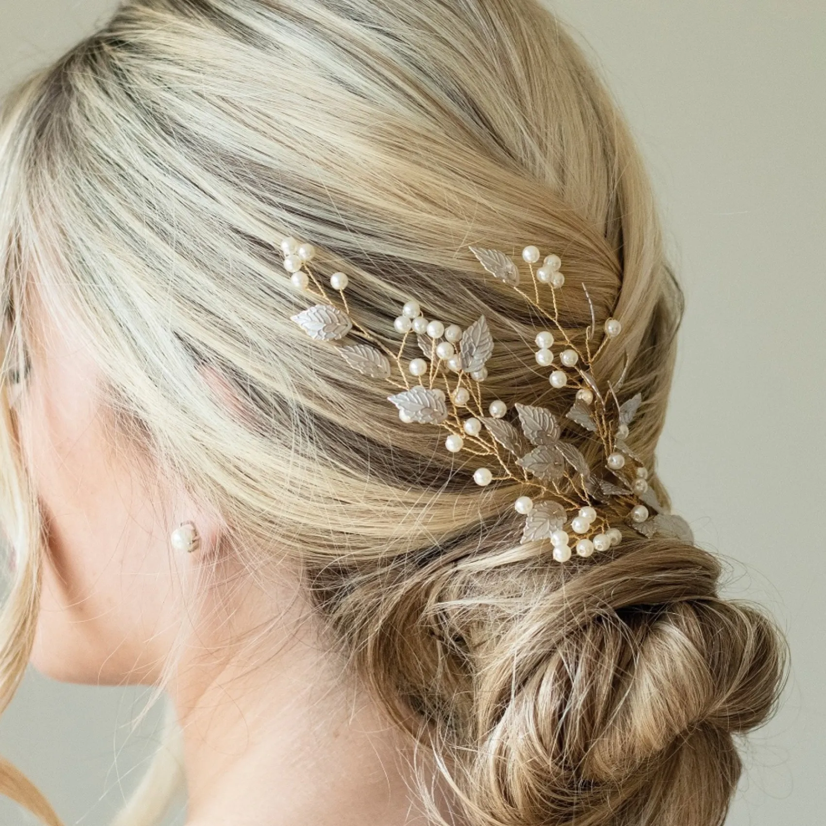 Ivory & Co Ivory and Co Summer Breeze Gold emaillierte Blatt und Perle Sprig Clip* Perlen-haarschmuck | Hochzeit Kopfbedeckungen