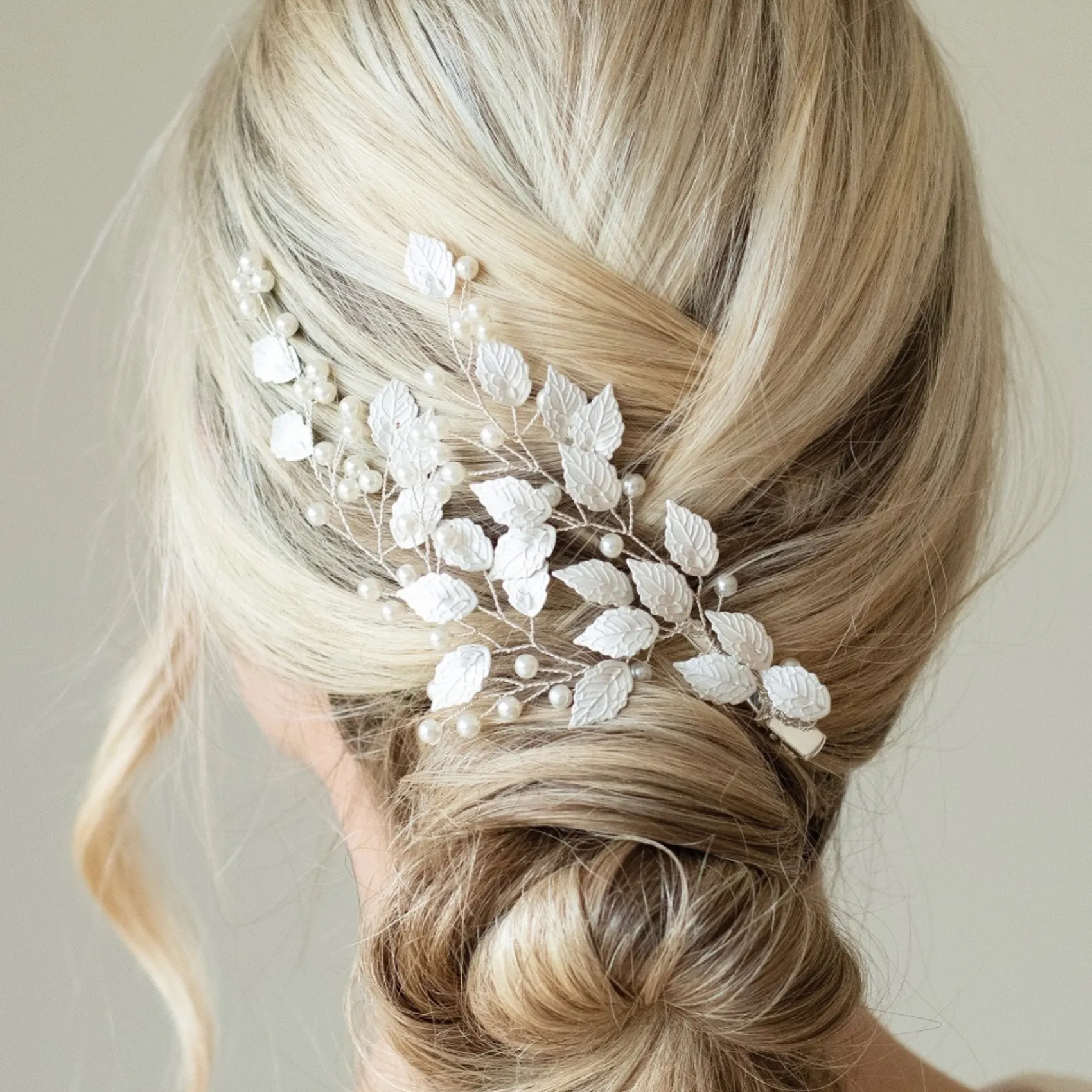 Ivory & Co Ivory and Co Summer Breeze Silber emaillierte Blatt und Perle Sprig Clip* Perlen-haarschmuck | Silberne Haar-accessoires
