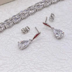 Ivory & Co Ivory and Co Vanderbilt Teardrop Kristall Hochzeit Ohrringe* Silberner Abschlussball-schmuck | Abschlussball-ohrringe