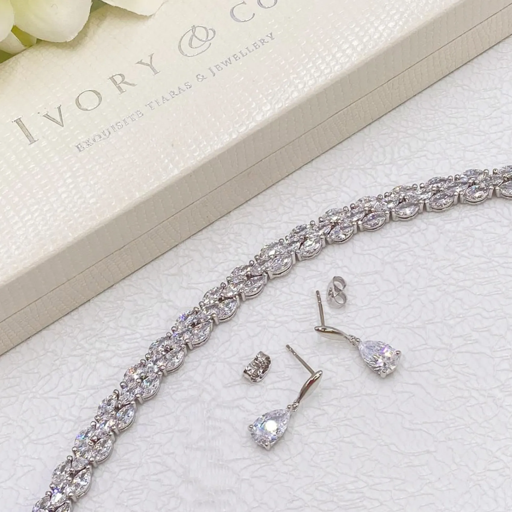 Ivory & Co Ivory and Co Vanderbilt Teardrop Kristall Hochzeit Ohrringe* Silberner Abschlussball-schmuck | Abschlussball-ohrringe