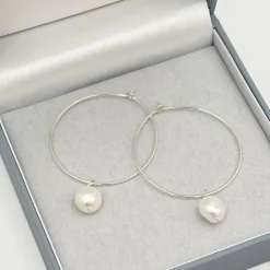 Lace & Favour Kaliko Zarte Silber Creolen mit Süßwasserperlen Tropfen* Perlen-hochzeitsschmuck | Silberner Hochzeitsschmuck