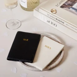 Katie Loxton Hochzeitspass-Geschenkset 'Herr' und 'Frau'* Hochzeitsgeschenksets | Flitterwochengeschenke
